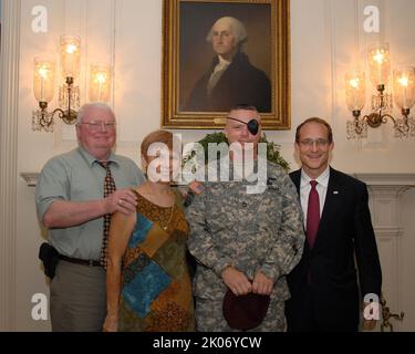 Mitglieder der 86. Airborne Combat Wounded Warriors der Armee besuchen das Weiße Haus und die Umgebung mit Sekretär Steve Preston. Stockfoto