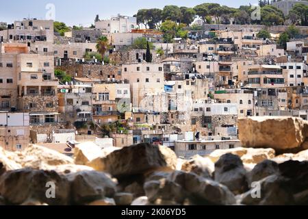 Häuser eines alten arabischen Dorfes in Jerusalem, Israel mit verschwommenen Steinen im Vordergrund Stockfoto