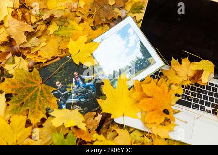 Fotobuch auf den gelben Blättern Draufsicht. rustick Foto der Herbstkomposition Stockfoto