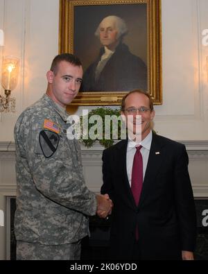 Mitglieder der 86. Airborne Combat Wounded Warriors der Armee besuchen das Weiße Haus und die Umgebung mit Sekretär Steve Preston. Stockfoto