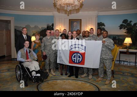 Mitglieder der 86. Airborne Combat Wounded Warriors der Armee besuchen das Weiße Haus und die Umgebung mit Sekretär Steve Preston. Stockfoto