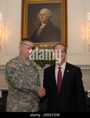 Mitglieder der 86. Airborne Combat Wounded Warriors der Armee besuchen das Weiße Haus und die Umgebung mit Sekretär Steve Preston. Stockfoto