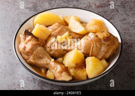 Indonesische Küche Hähnchen-Drumsticks mit Kartoffeln in würziger süßer Sojasauce aus der Nähe auf dem Tisch geschmort. Horizontal Stockfoto