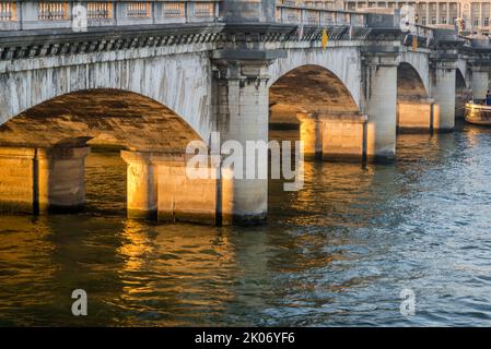 Pont de la Concorde, eine kraftvolle Bogenbrücke aus dem Jahr 1791, die während der Französischen Revolution mit Steinen aus der Bastille erbaut wurde. Paris, Frankreich Stockfoto