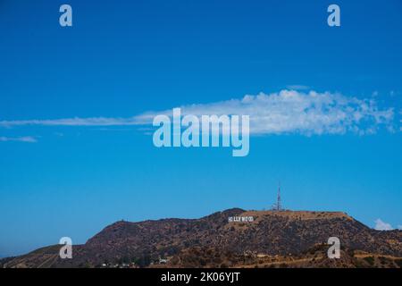 LOS ANGELES, USA - Juli 2022: Hollywood-Schild unter hellblauem Himmel in Kalifornien Stockfoto