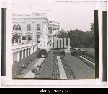 White House, 1600 Pennsylvania Avenue, Washington, D.C., 1921. Hausarchitektur: James Hoban und andere, von 1792. Landschaft: George Elberton Burnap, gepflanzt Herbst 1913. Charles Henlock, Chefgärtner. Sonstiges: Garten entworfen für Ellen Axson (Mrs. Thomas Woodrow) Wilson. McKim, Mead & White, Westflügel hinzugefügt, 1902. Auch bekannt als der Rosengarten. Stockfoto