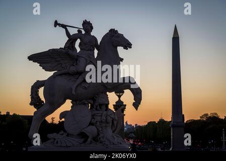 Detail des Place de la Concorde, großer öffentlicher Platz, Szene von Hinrichtungen, dekoriert mit Statuen und einem ägyptischen Obelisken und Nachtverkehr in der Ferne Stockfoto