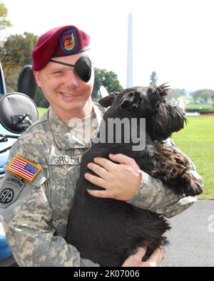 Mitglieder der 86. Airborne Combat Wounded Warriors der Armee besuchen das Weiße Haus und die Umgebung mit Sekretär Steve Preston. Stockfoto