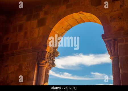 Atrium der Kirche Santa Maria de Tiermes. Montejo de Tiermes, Provinz Soria, Castilla Leon, Spanien. Stockfoto