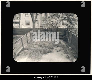 „Plattenplatten“, Charles Clinton Marshall House, 117 West 55. Street, New York, New York, 1922. Landschaft: Abby Story (Frau Charles C.) Marshall. Sonstiges: Dieser Garten bestand aus drei Grundstücken in der 117 und 119 West 55. Street, im Besitz von Charles Clinton Marshall, der mit 117 lebte. Auf der Ausstellung des City Gardens Club of New York City 1922 im New York Camera Club gewann Abby Story Marshall die Sondermedaille „Before and After“ für den Garten, den sie aus den drei Hinterhöfen entwickelte. Stockfoto