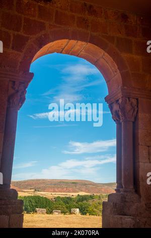 Atrium der Kirche Santa Maria de Tiermes. Montejo de Tiermes, Provinz Soria, Castilla Leon, Spanien. Stockfoto