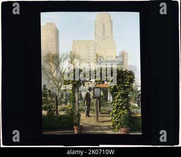 Vorführgarten, Bryant Park, 42. Street und Fifth Avenue, New York, New York, 1918. Männer im Garten, die während des Ersten Weltkriegs von der National war Garden Commission gesponsert wurden.Hochhäuser im Hintergrund mit einer Chesterfield-Zigarettenwerbung auf einer Plakatwand. Stockfoto