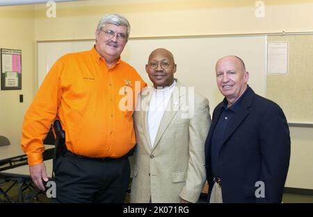 Sekretär Alphonso Jackson und Mitarbeiter bereisten Ost-Texas und treffen sich mit Beamten und Anwohnern nach dem US-Bundesstaat Rita. Stockfoto