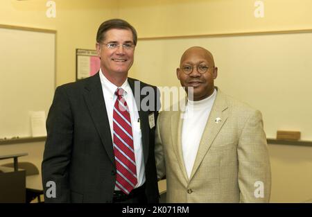 Sekretär Alphonso Jackson und Mitarbeiter bereisten Ost-Texas und treffen sich mit Beamten und Anwohnern nach dem US-Bundesstaat Rita. Stockfoto