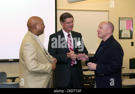 Sekretär Alphonso Jackson und Mitarbeiter bereisten Ost-Texas und treffen sich mit Beamten und Anwohnern nach dem US-Bundesstaat Rita. Stockfoto