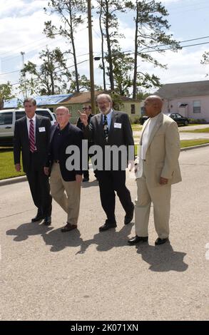 Sekretär Alphonso Jackson und Mitarbeiter bereisten Ost-Texas und treffen sich mit Beamten und Anwohnern nach dem US-Bundesstaat Rita. Stockfoto