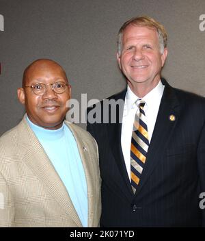 Sekretär Alphonso Jackson und Mitarbeiter bereisten Ost-Texas und treffen sich mit Beamten und Anwohnern nach dem US-Bundesstaat Rita. Stockfoto