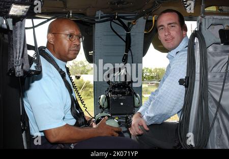 Sekretär Alphonso Jackson und Mitarbeiter bereisten Ost-Texas und treffen sich mit Beamten und Anwohnern nach dem US-Bundesstaat Rita. Stockfoto