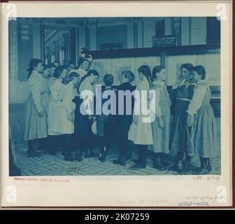 Studenten von öffentlichen Schulen der 6. Division, Washington, D.C., schauen sich eine Ausstellung von Kunstdrucken in der Library of Congress an (1899?). Stockfoto