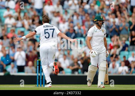 Englands Oliver Robinson feiert nach der Entleerung von Südafrikas Wiaan Mulder während des dritten LV= Insurance Test Day 3 von 5 England gegen Südafrika im Kia Oval, London, Großbritannien, 10.. September 2022 (Foto von Ben Whitley/News Images) Stockfoto