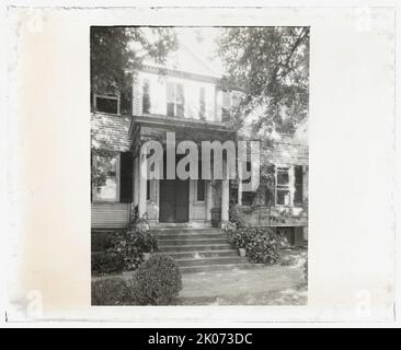 „Federal Hill“, John Keim House, 504 Hanover Street, Fredericksburg, Virginia, zwischen 1927 und 1929. Hausarchitektur: Rupert Brooke, Gouverneur von Vigirnia, 1794-1796, und Gründer der nationalen Bundespartei, kaufte dieses Haus und nannte es "Federal Hill". Heute: Erhalten als Privatresidenz mit Tür und Türdach ersetzt. Informationen zu Titel, Datum und Thema bereitgestellt von Sam Watters, 2011. Ist Teil der Vortragsreihe Garten und historisches Haus in der Frances Benjamin Johnston Collection (Library of Congress). Stockfoto