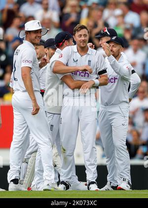 London, Großbritannien. 10. September 2022. Englands Oliver Robinson feiert, nachdem er Südafrikas Wiaan Mulder mit Teamkollegen während des dritten LV= Insurance Test Day 3 von 5 England gegen Südafrika beim Kia Oval, London, Großbritannien, 10.. September 2022 (Foto von Ben Whitley/News Images) in London, Großbritannien am 9/10/2022, entlässt hat. (Foto von Ben Whitley/News Images/Sipa USA) Quelle: SIPA USA/Alamy Live News Stockfoto