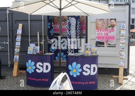 Malmö /Schweden/10 September 2022/Schwedische demockarterna Wahlkampftag am vergangenen Tag schwedische Polizei steht vor, um gegen sverigedemokratera zu protestieren, kann das letzte Wahlkampftreffen in Malmo , südlicher Stadt Schwedens, abhalten. (Foto..Francis Joseph Dean/Dean Picturs. Stockfoto