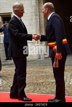 König Philippe - Filip von Belgien wird vom Bürgermeister der Stadt Brussel-bruxelles, Philippe, begrüßt Schließen die offizielle Hochzeit von Prinzessin Maria-Laura von Belgien und William Isvy am Samstag, den 10. September 2022, in Brüssel im Brüsseler Rathaus. BELGA FOTO POOL PHILIPPE REYNAERS Stockfoto