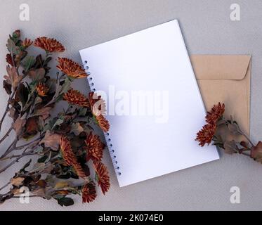 Blumenstrauß roter Herbstchronen aus der Nähe mit Kopierraum. Stockfoto