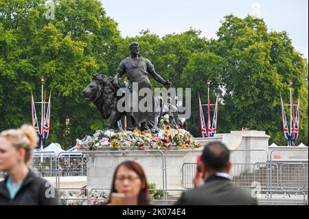 London UK 10. September 2022 - Menschenmassen zollen heute nach dem Tod von Königin Elizabeth II. Ihren Respekt und bringen nach wie vor Blumen vor den Buckingham Palace in London. König Charles III wurde auch heute zum Monarchen ausgerufen : Credit Simon Dack / Alamy Live News Stockfoto