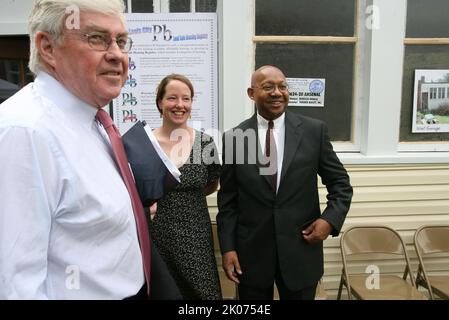 Sekretär Alphonso Jackson in St. Louis, Missouri, mit dem ehemaligen Sekretär Jack Kemp und dem Bürgerrechtführer Benjamin Hooks. Stockfoto