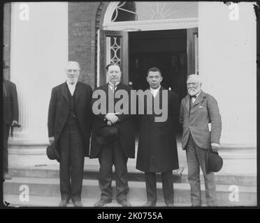 (Von links nach rechts) Robert C. Ogden, US-Kriegsminister William Howard Taft, Booker T. Washington und Andrew Carnegie, stehen auf den Stufen eines Gebäudes, bei der Jubiläumsfeier des Tuskegee Institute 25., 1906. Stockfoto