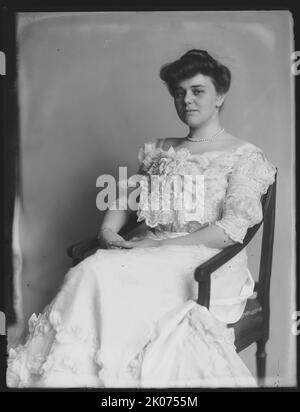 Miss Alice Hay, zwischen 1890 und 1920. Das Foto zeigt ein dreiviertel Porträt von Alice Hay (Mrs James Wolcott Wadsworth), auf einem Stuhl sitzend, nach vorne gerichtet. Sie war die Tochter des Botschafters und Staatsmannes John Milton Hay. Stockfoto