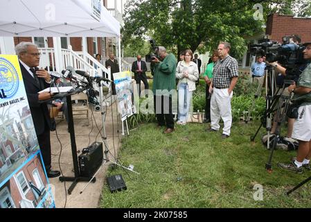 Sekretär Alphonso Jackson in St. Louis, Missouri, mit dem ehemaligen Sekretär Jack Kemp und dem Bürgerrechtführer Benjamin Hooks. Stockfoto