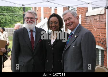Sekretär Alphonso Jackson in St. Louis, Missouri, mit dem ehemaligen Sekretär Jack Kemp und dem Bürgerrechtführer Benjamin Hooks. Stockfoto