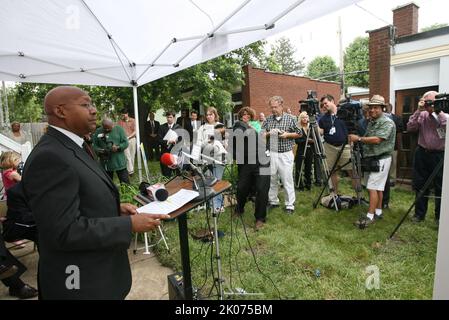 Sekretär Alphonso Jackson in St. Louis, Missouri, mit dem ehemaligen Sekretär Jack Kemp und dem Bürgerrechtführer Benjamin Hooks. Stockfoto