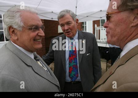 Sekretär Alphonso Jackson in St. Louis, Missouri, mit dem ehemaligen Sekretär Jack Kemp und dem Bürgerrechtführer Benjamin Hooks. Stockfoto