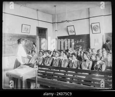 Mathematikunterricht am Tuskegee Institute, 1906. [Junge schwarze Frauen lernen Mathematik]. Stockfoto