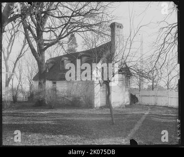 Burn's Cottage (frühestes Gebäude auf dem Gelände von D.C.), zwischen c1889 und 1894. Das Foto zeigt das Haus von David Burnes (Burns) und seiner Tochter Marcia (Burns) Van Ness mit dem Washington Monument im Hintergrund, Washington, D.C. Stockfoto