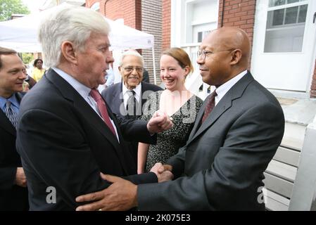 Sekretär Alphonso Jackson in St. Louis, Missouri, mit dem ehemaligen Sekretär Jack Kemp und dem Bürgerrechtführer Benjamin Hooks. Stockfoto