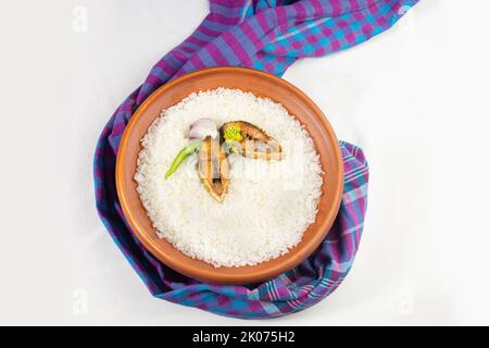 Ilish panta Bengali Neujahr festliche Gericht. Boishakh panta ilish mit grünem Chili und Zwiebeln. Panta bhat ist bei Bengalis in Indien und Bangladesh beliebt Stockfoto