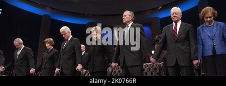 VIP's bei der Beerdigung von Coretta Scott King, New Birth Missionary Baptist Church, Lithonia, Georgia: Präsident George W. Bush, First Lady Laura Bush, ehemaliger Präsident Bill Clinton, New York Senator und ehemalige First Lady Hillary Rodham Clinton, ehemaliger Präsident George H.W. Bush, ehemaliger Präsident Jimmy Carter, ehemalige First Lady Rosalynn Carter. Stockfoto