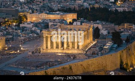 Luftaufnahme des Parthenons auf der Akropolis von Athen, Griechenland in der Dämmerung Stockfoto