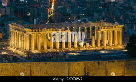 Luftaufnahme des Parthenons auf der Akropolis von Athen, Griechenland in der Dämmerung Stockfoto