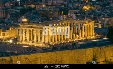 Luftaufnahme des Parthenons auf der Akropolis von Athen, Griechenland in der Dämmerung Stockfoto