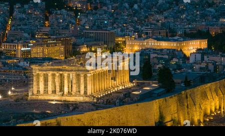 Luftaufnahme des Parthenons auf der Akropolis von Athen, Griechenland in der Dämmerung Stockfoto