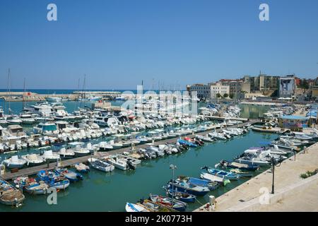 Alter Hafen in Bisceglie, Apulien, Süditalien Stockfoto