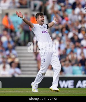 Der Engländer James Anderson appelliert erfolglos für das Dickicht des südafrikanischen Marco Jansen am dritten Tag des dritten LV= Insurance Test-Spiels im Kia Oval, London. Bilddatum: Samstag, 10. September 2022. Stockfoto