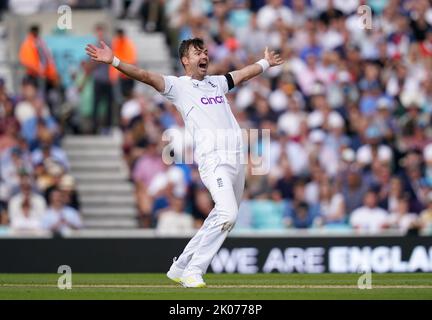 Der Engländer James Anderson appelliert erfolglos für das Dickicht des südafrikanischen Marco Jansen am dritten Tag des dritten LV= Insurance Test-Spiels im Kia Oval, London. Bilddatum: Samstag, 10. September 2022. Stockfoto