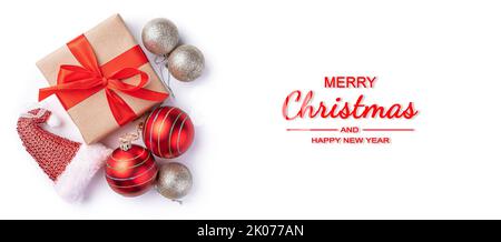 Frohe Weihnachten und Frohes neues Jahr. Weihnachtshintergrund mit Geschenken und Spielzeug auf weißem Hintergrund. Stockfoto